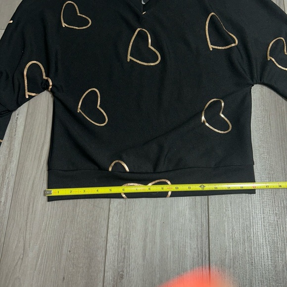 Women’s Small Black With Gold Foil Hearts 3/4 Sleeve Pull Over Top - Picture 4 of 6